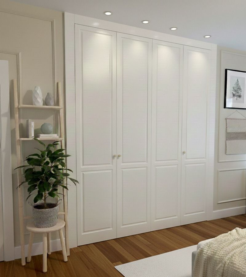 puertas batientes con molduras lacadas en blanco