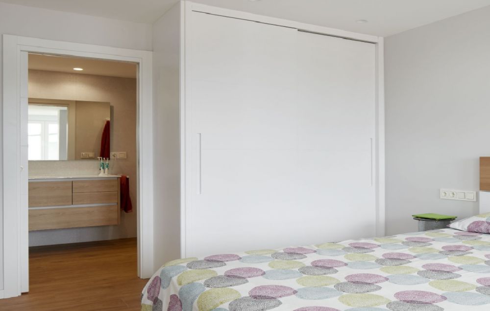 armarios-puertas-correderas-blancas-modernos