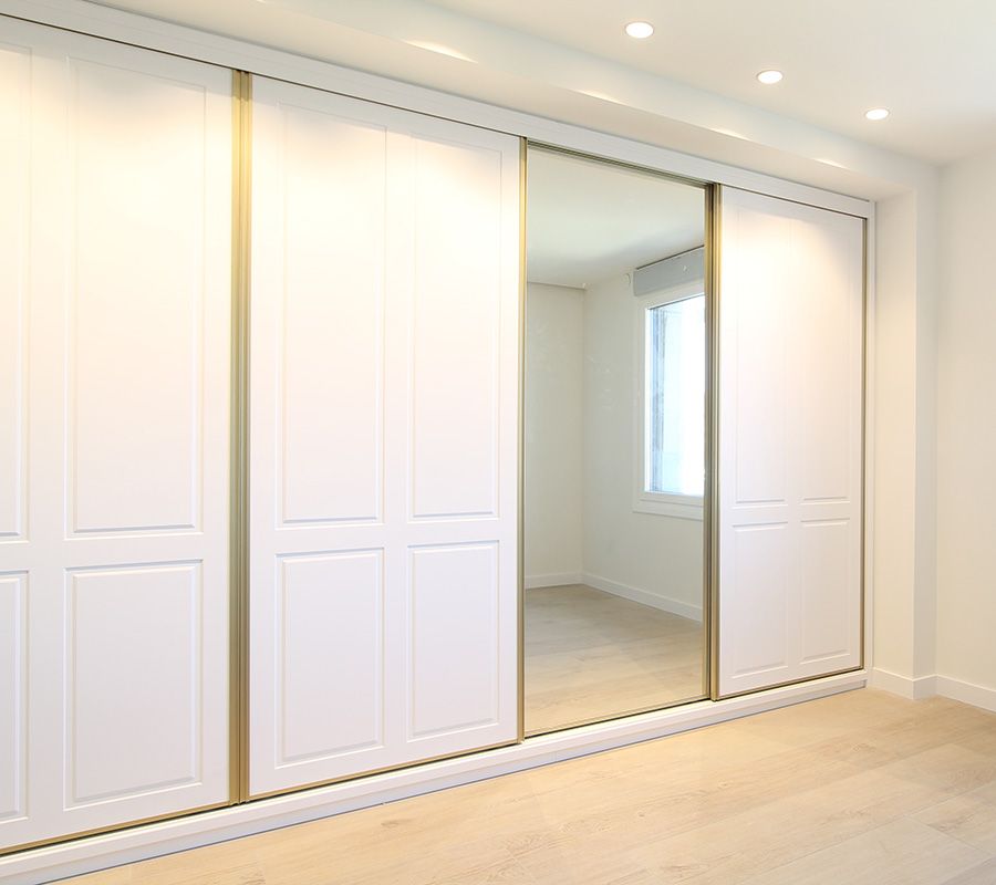 puertas correderas capilla con perfil dorado y puerta de espejo