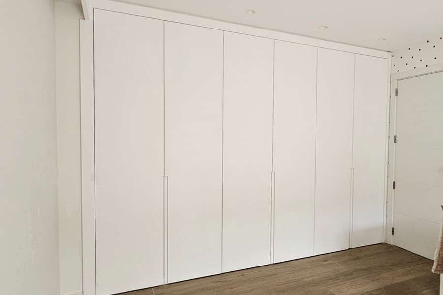 armarios-puertas-blancas-dormitorio