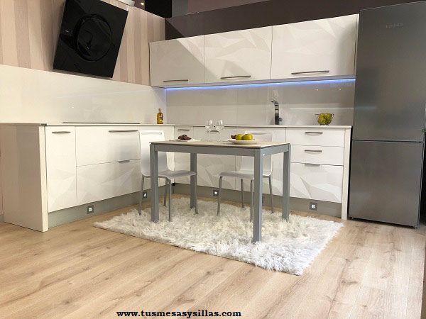 mesas-cocinas-patas-plateadas
